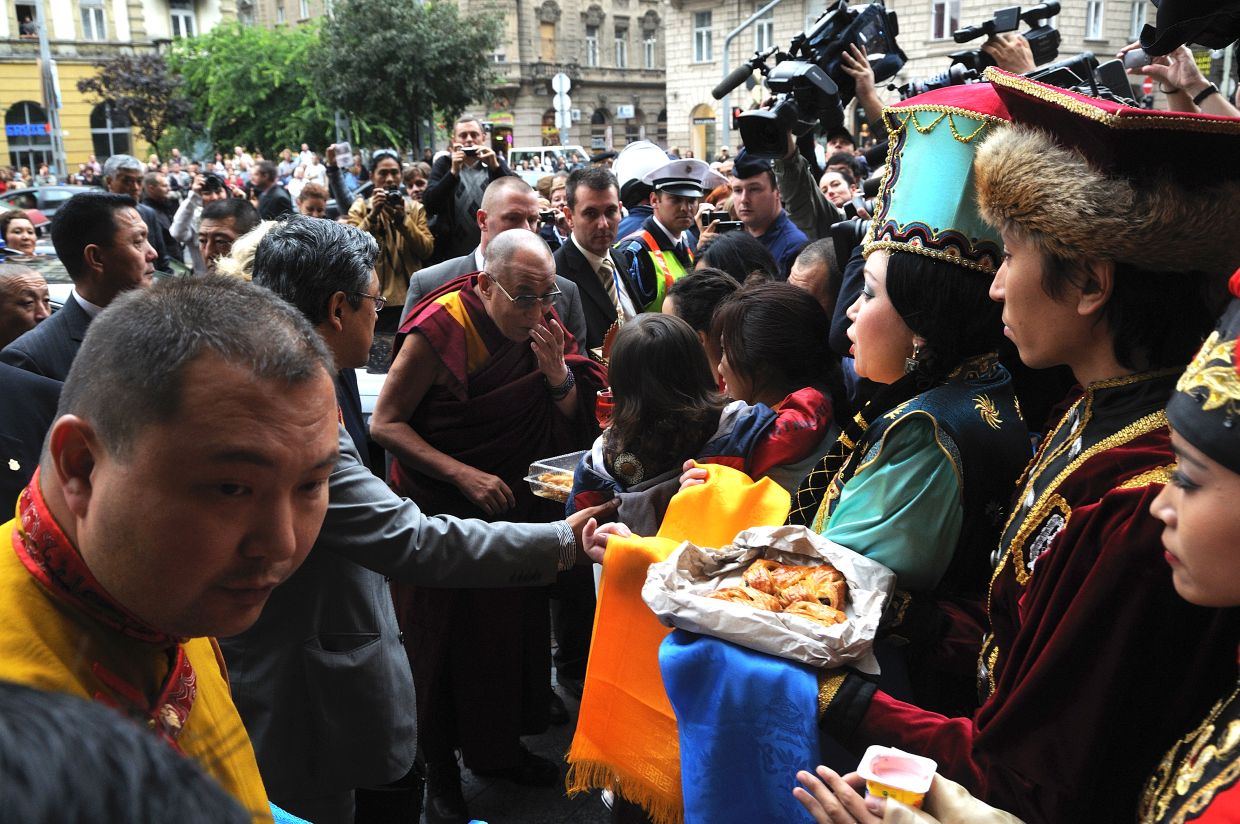 Őszentsége a Dalai Láma érkezése Budapestre 2010-ben