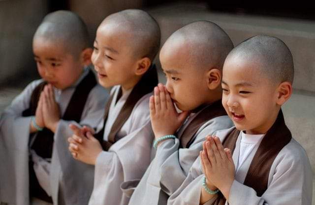 Koreai gyermekek imádkoznak